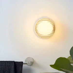 LumiJell – Ribbad Rund Vägglampa i Bärnsten & Vitt Glas med Minimalistisk Design