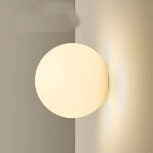 Luno – Minimalistisk Rund Vägglampa i Mjölkglas med Järnbas