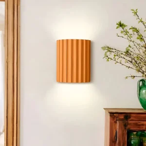 NordStripe – Randig LED Vägglampa i Konstharts med Modern Nordisk Design