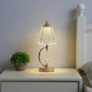 AuroraLuxe – Vintage bordslampa i guld med kristallskärm och trådlös funktion